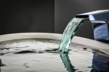 Modern musluk lavabo içinde akan su ile