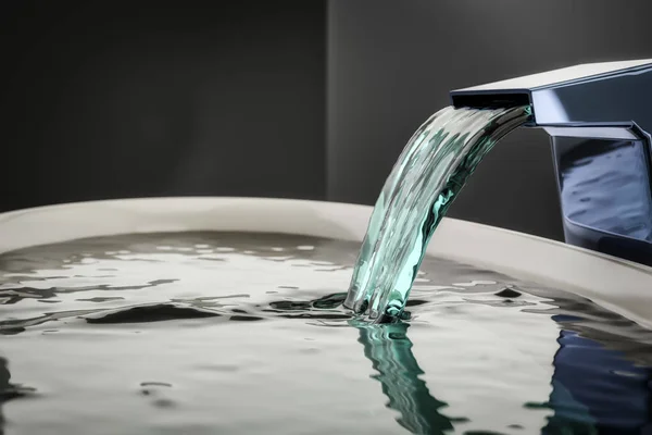 Robinet Moderne Avec Eau Qui Coule Dans Lavabo — Photo