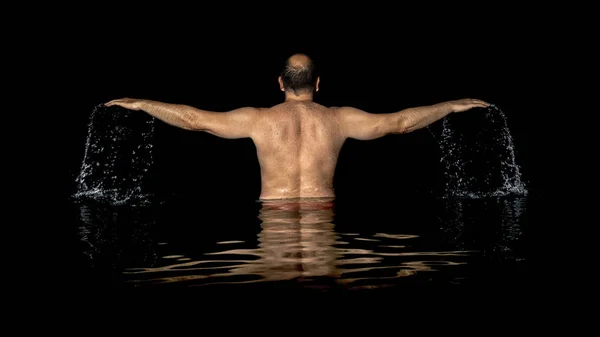 Achteraanzicht Van Mens Staan Water Verspreiding Van Zijn Armen Met — Stockfoto