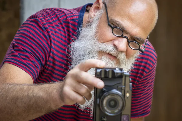 戴眼镜的大胡子男子拍照 — 图库照片
