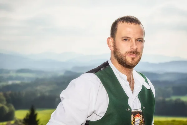 Tradiční Bavorský Muž Pozadí Hory — Stock fotografie