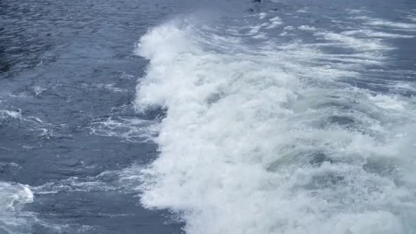 海浪在白天的飞溅和泡沫的慢运动 — 图库视频影像