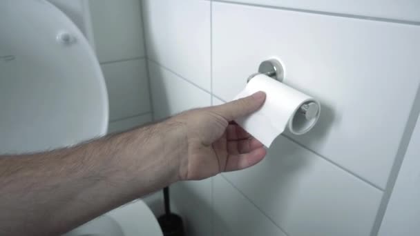 Męskie Dłonie Wyciągając Koniec Biały Papier Toaletowy Rolka — Wideo stockowe