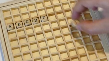 Erkek el dices alfabesinde geçerli olan harfleri ile dışarı atarken