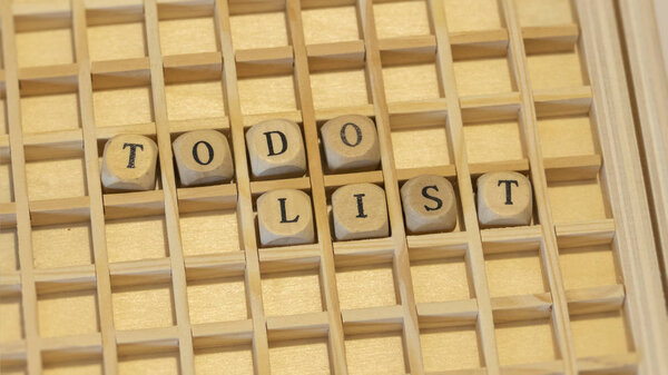 wooden dices with words to do list 