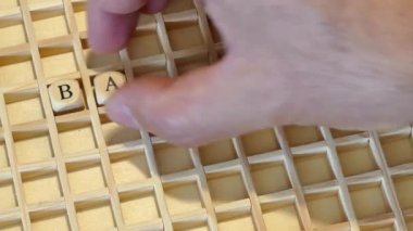 Erkek el dices okula geri kelimelerle dışarı atarken