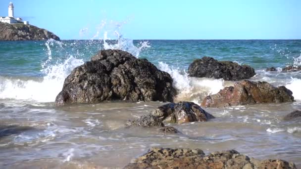 Stein Mit Plätschernden Wellen Auf Leuchtturm Hintergrund — Stockvideo