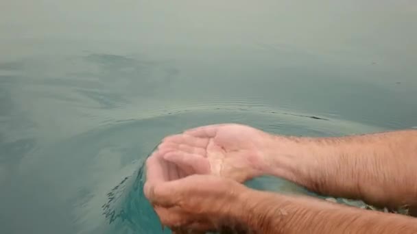 Повільний Рух Чоловічих Рук Бризкає Воду — стокове відео