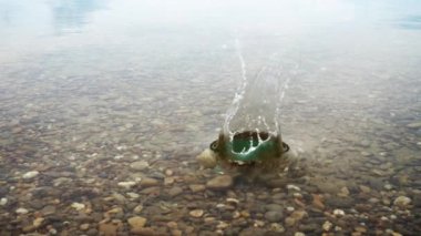 Su sıçraması ile düşen taş ağır çekim