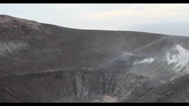 Buhar ve dağlar ile okyanus manzaralı volkanik krater