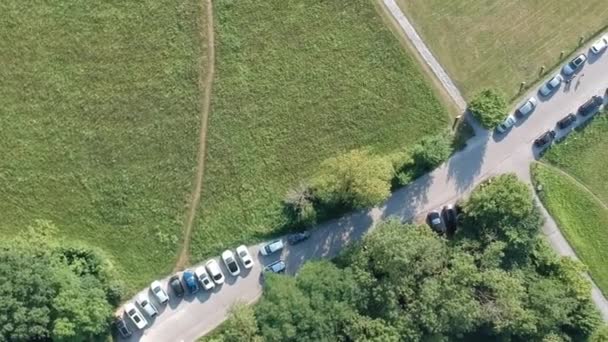 vue aérienne des voitures stationnées et conduisant sur la route 