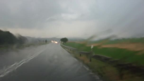 Zeitraffer Des Autofahrens Bei Regen Mit Licht Entgegenkommender Fahrzeuge — Stockvideo