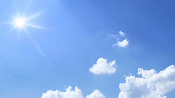 Güneşin Bulutların Arka Plan Üzerinde Parlak Mavi Gökyüzü — Stok fotoğraf