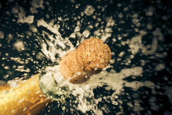 Bottiglia Champagne Tappo Spuntando Fuori Con Spruzzi — Foto Stock