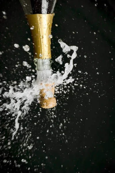Láhev Šampaňského Korku Vykoukali Tryskající — Stock fotografie