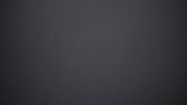 koyu arka plan üzerine düşen ahşap alfabe harfleri