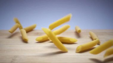 ahşap zemin üzerine düşen makarna