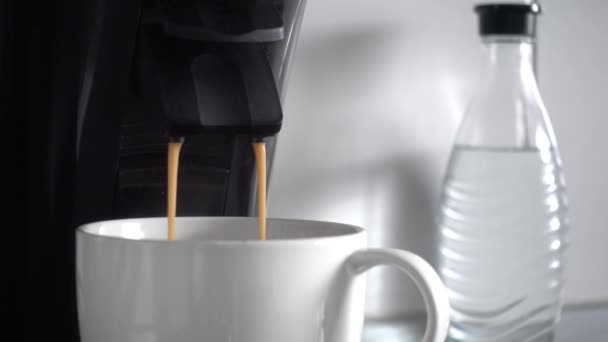 Primo Piano Della Preparazione Del Caffè Tazza Bianca — Video Stock