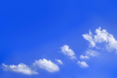 parlak mavi gökyüzü arka plan üzerinde bulutlar