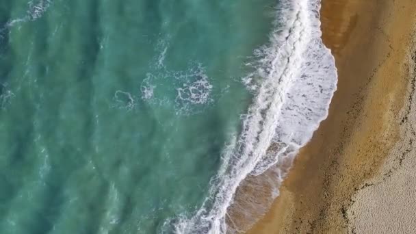 vue aérienne du rivage océanique avec des vagues bleues  