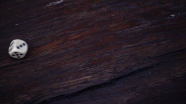 ağır çekim ahşap masanın üzerine düşen zar