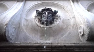 Ancona, İtalya Fountain düşen su ağır çekim