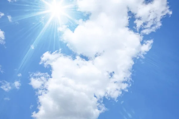 Блакитне Небо Фоном Білих Хмар — стокове фото