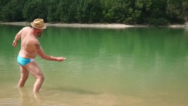 人在水中投掷石头的慢动作 — 图库视频影像