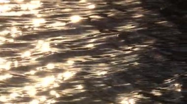 ağır çekim gündüz dalgaları ile ripply su yüzeyinin