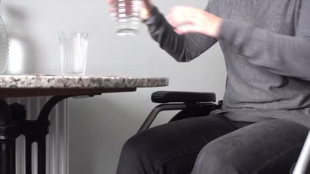 Handikappad Kvinna Hälla Vatten Glas Och Dricka — Stockvideo