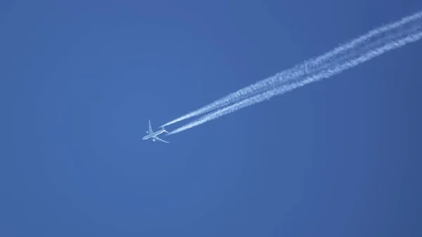 Aereo Che Vola Sfondo Cielo Blu — Foto Stock