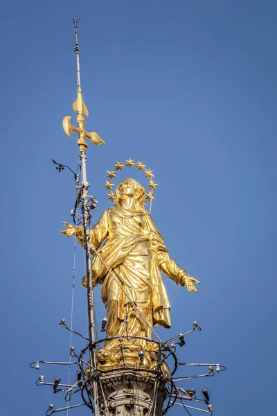 Madonna Milan Kathedrale Auf Blauem Himmel Hintergrund Italien — Stockfoto