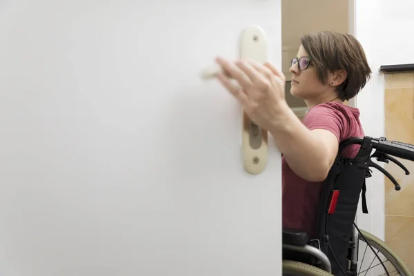 Женщина Инвалид Инвалидной Коляске Открывает Дверь Дома — стоковое фото