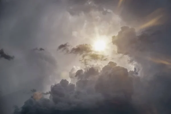 Dramatischer Grauer Himmel Mit Sonnenstrahlen Als Hintergrund — Stockfoto