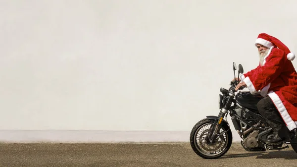 Obraz Człowieka Motocyklu Typowy Strój Świętego Mikołaja — Zdjęcie stockowe