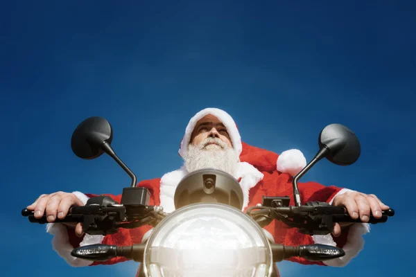 Uma Imagem Homem Uma Moto Traje Típico Papai Noel — Fotografia de Stock