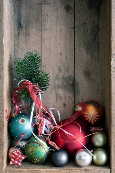 Decoratie Glazen Kerstballen Met Twigg Een Houten Kist Achtergrond — Stockfoto