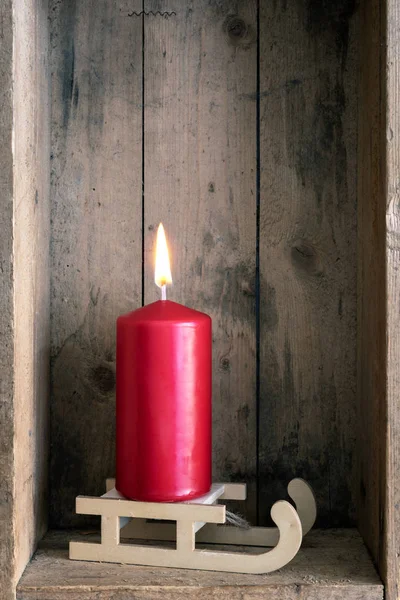 Weihnachtsdekoration Rote Kerze Auf Einem Schlitten Einer Holzkiste Hintergrund — Stockfoto