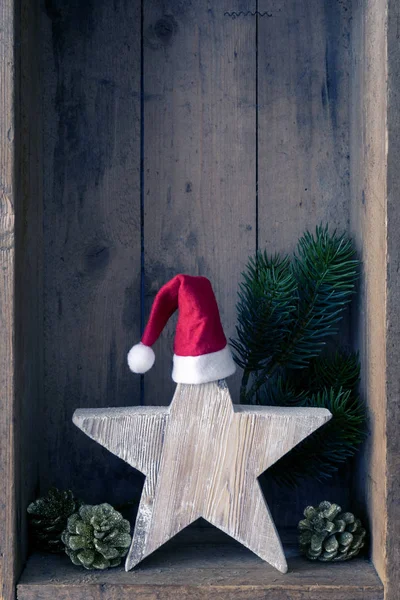 Weihnachtsdekoration Weihnachtsmann Klausel Hut Auf Einem Stern Einer Holzkiste Hintergrund — Stockfoto