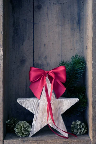 Kerst Decoratie Rood Lint Een Ster Een Houten Kist Achtergrond — Stockfoto