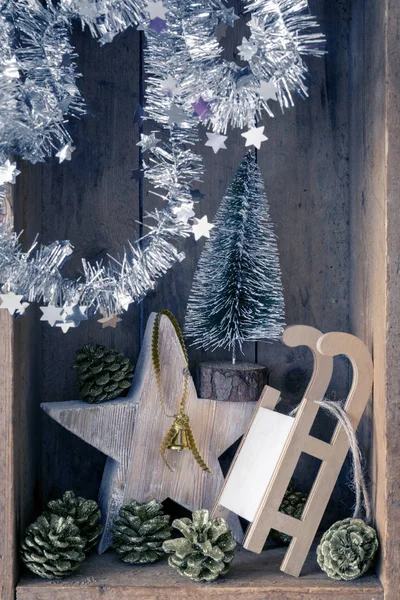 Weihnachtsdekoration Goldene Glocke Glas Schlitten Stern Und Baum Einer Holzkiste — Stockfoto