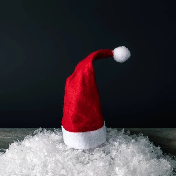 Uma Imagem Típico Chapéu Vermelho Papai Noel Com Fundo Preto — Fotografia de Stock