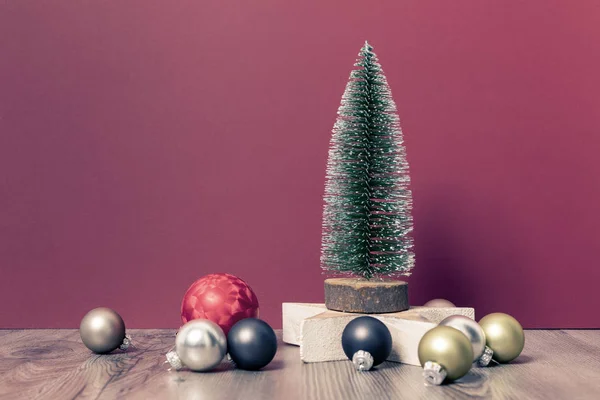 圣诞节装饰玻璃球杉木树 — 图库照片
