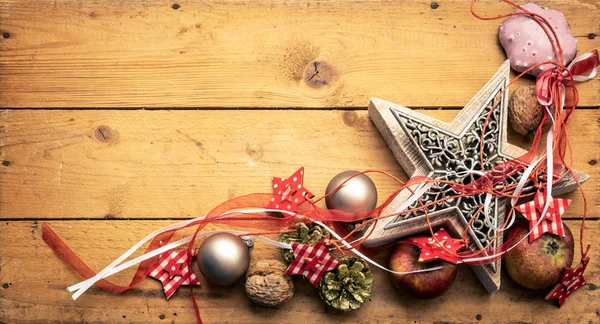 Kerst Decoratie Rood Lint Een Ster Met Houten Achtergrond — Stockfoto