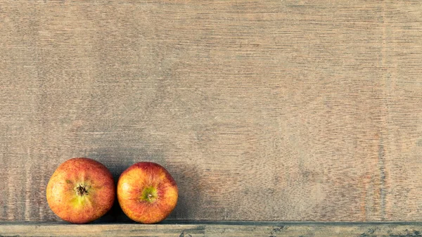 Зображення Дерев Яного Фону Двома Маленькими Яблуками — стокове фото