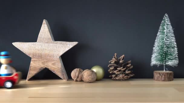 Een Zoete Wind Houten Speelgoed Auto Rijdt Throug Kerstdecoratie — Stockvideo