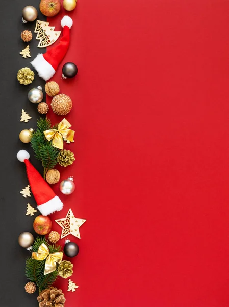 圣诞节装饰背景红色与圣诞老人帽子玻璃球树枝苹果坚果 — 图库照片