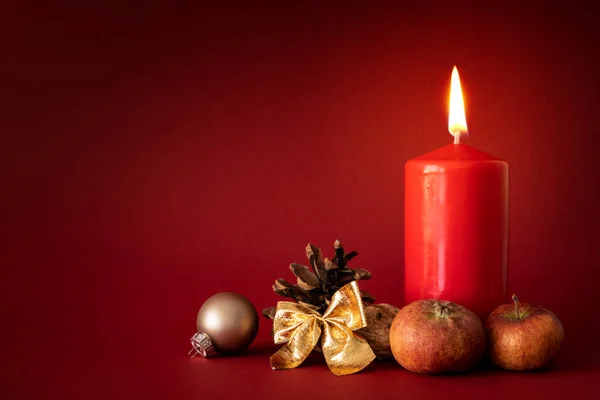 Decoración Navidad Con Una Vela Encendida Sobre Fondo Rojo — Foto de Stock