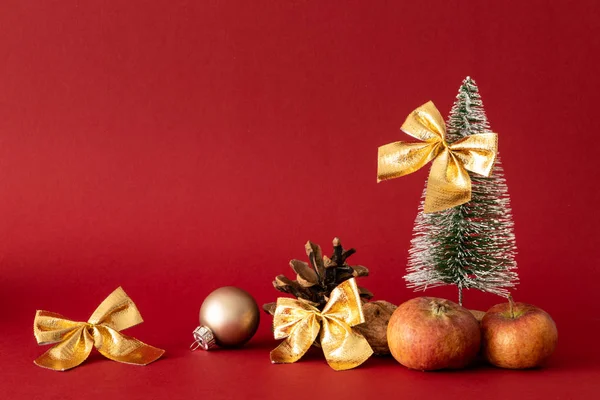 Decoração Natal Com Abeto Fundo Vermelho — Fotografia de Stock