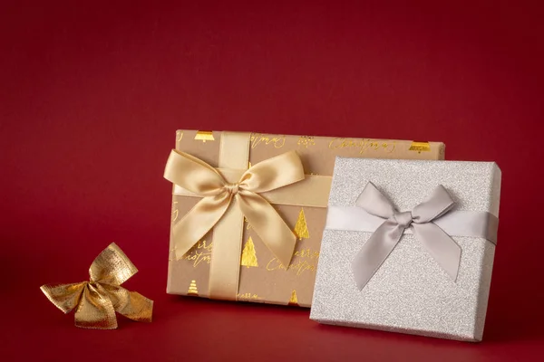 Decoración Navidad Con Dos Cajas Regalo Sobre Fondo Rojo —  Fotos de Stock